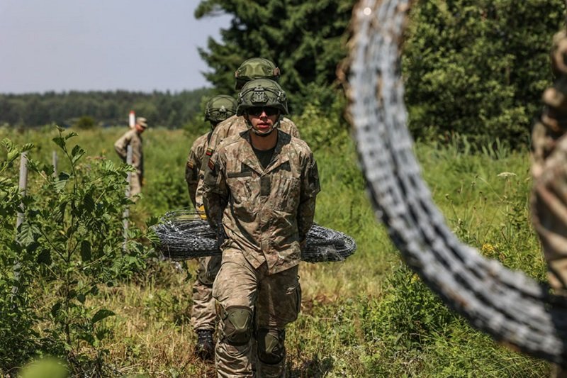 Литва издига четириметрова метална ограда по границата с Беларус