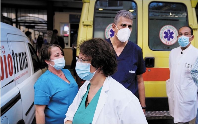 Неваксинираните в Гърция достигат над 10 пъти по-често до интензивните отделения