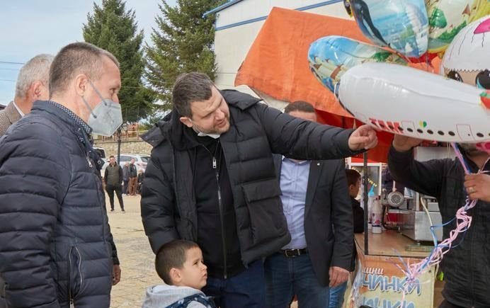 Пеевски купува балонче на детенце