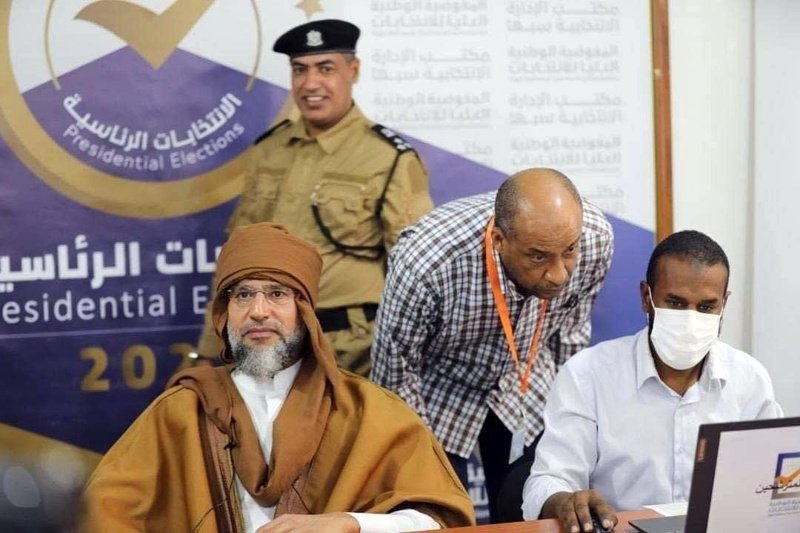 Сейф ал Ислам (вляво) се регистрира за президентските избори