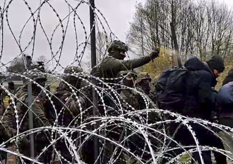 Полша обвини Беларус, че екипира мигранти за щурм към границата