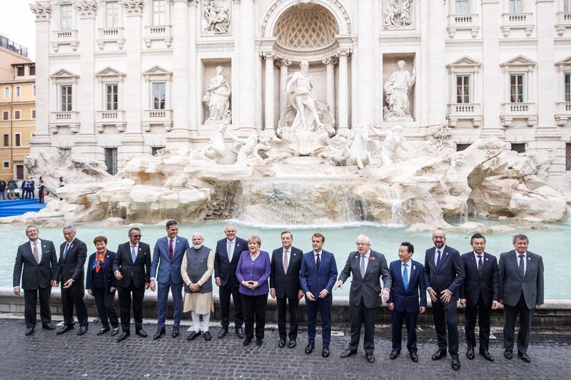 Лидерите на Г-20 пред прочутия фонтан "Треви"