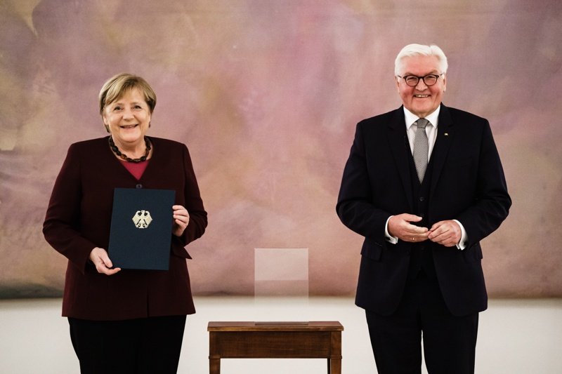 Ангела Меркел и президентът на ФРГ Франк-Валтер Щайнмайер, сн. ЕПА/БГНЕС