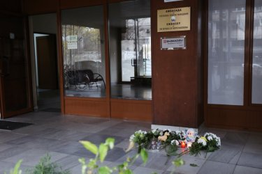 След трагедията: Цветя и плюшени играчки пред посолството на РС Македония