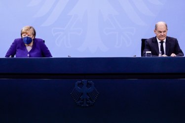 Ангела Меркел и Олаф Шолц по време на днешната пресконференция, Сн. ЕПА/БГНЕС