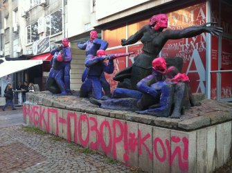 Съдът в Страсбург: Асен Генов е имал право да пише върху паметника на БСП