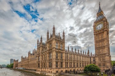 Британските консерватори запазиха депутатско място, но с не толкова категорична победа