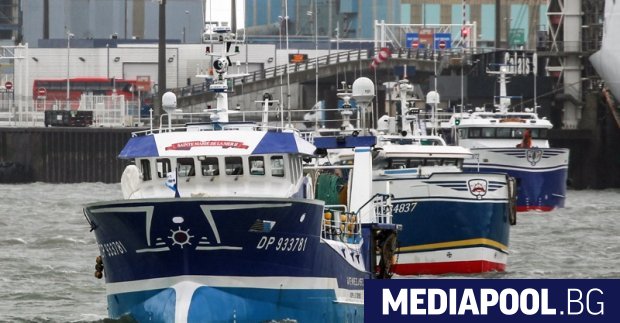 Френски риболовни екипажи за кратко блокираха днес пристанища във Франция
