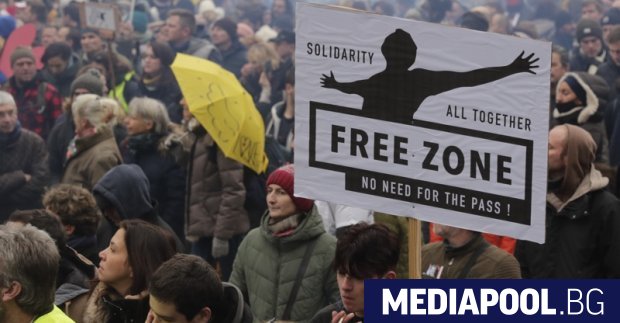 Хиляди хора участваха в протести срещу ограниченията заради коронавируса и