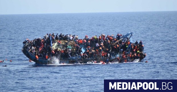 Италианската брегова охрана спаси над 420 мигранти включително десетки непълнолетни