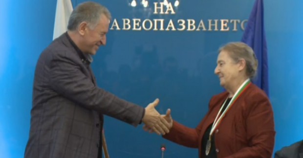 Министърът на здравеопазването Стойчо Кацаров отличи в петък съветничката си