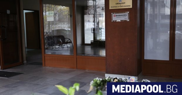 Пред македонското посолство в София хора оставят цветя в памет