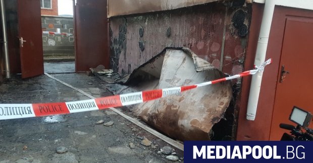 Пожар горя в основно училище в Карнобат изгорял е физкултурния