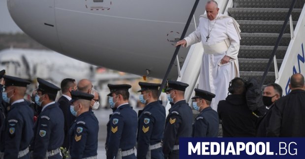 Главата на Римокатолическата църква папа Франциск отпътува от Кипър и