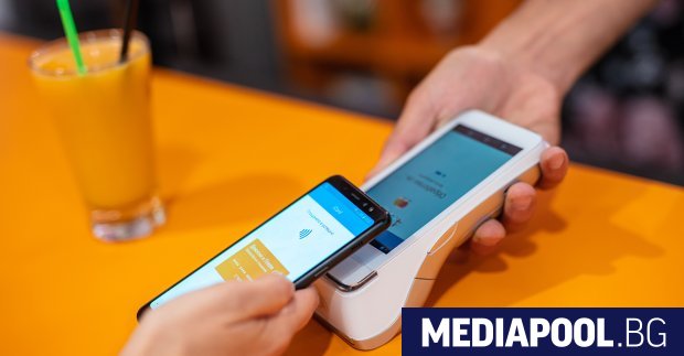 Близо две трети от българите предпочитат да плащат със смартфона