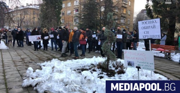 На протест пред сградата на кметството в столичния район Красно