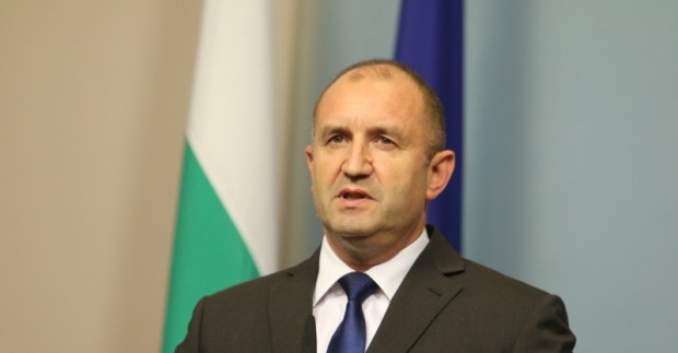 Румен Радев спечели безапелационно втори президентски мандат срещу подкрепяния от
