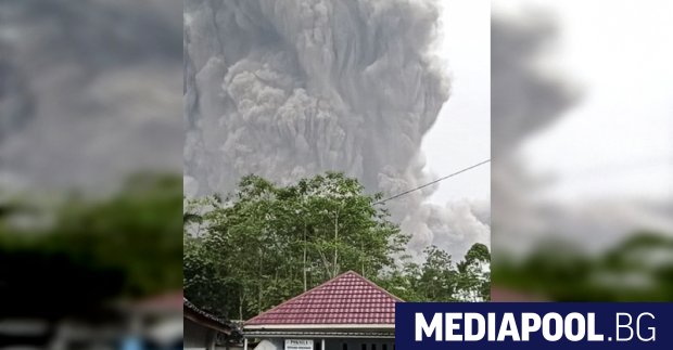 Вулканът Семеру в индонезийската провинция Източна Ява изригна Това доведе