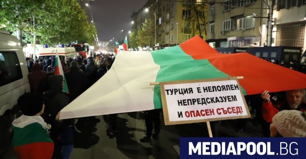 Протест пред турското посолство в София затвори бул. Васил Левски