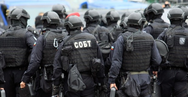 Специализираният отряд за борба с тероризма СОБТ издирва въоръжен мъж