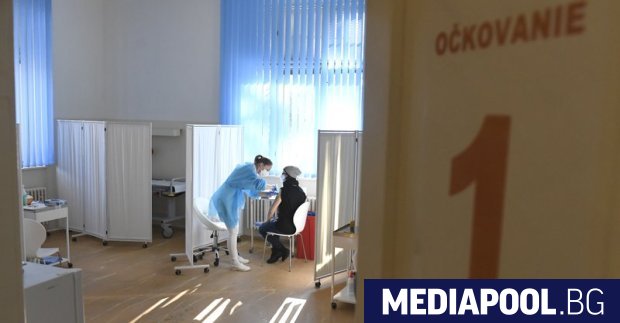 Чехия и Словакия забраниха достъпа на неваксинираните до заведения и