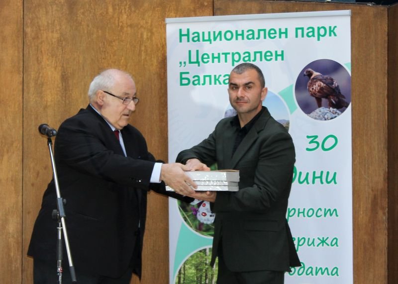 Личев подарява на шефа на парка Станимир Маринов Червената книга на България