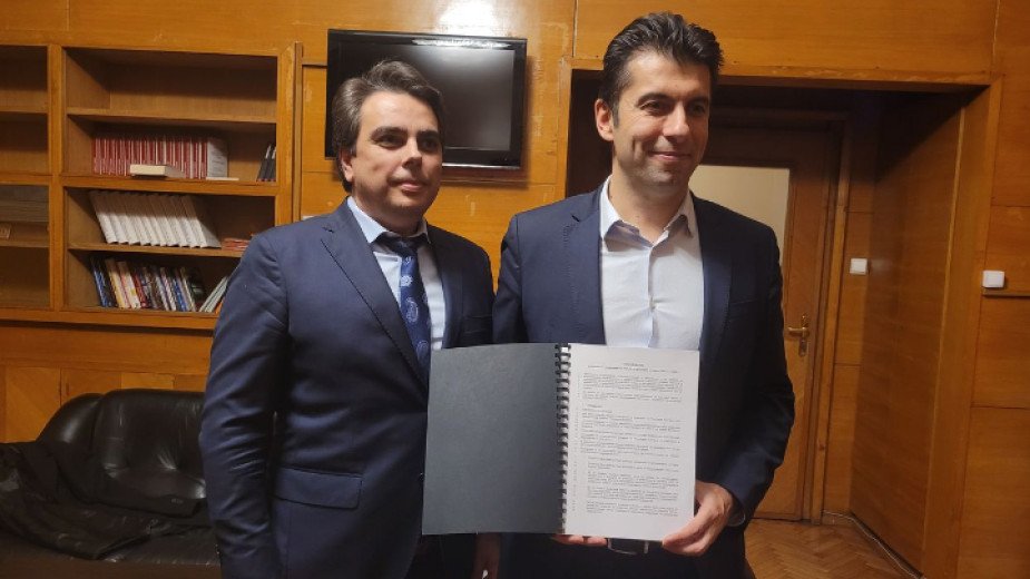 Кирил Петков и Асен Василев с подписаното коалиционно споразумение. Снимка: БНР