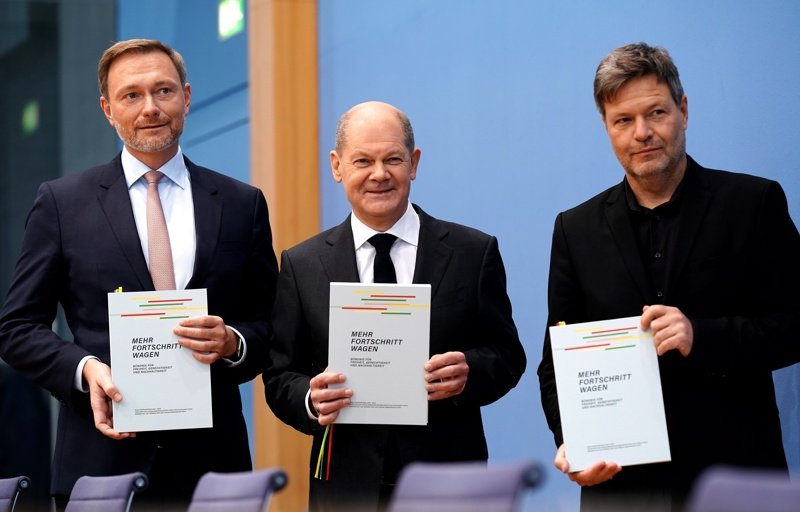 От ляво надясно: Лидерът на свободните демократи и бъдещ финансов министър Кристиан Линднер, Олаф Шолц и съпредседателят на "Зелени"-те и бъдещ министър на икономиката и защитата на климата Роберт Хабек, сн. ЕПА/БГНЕС