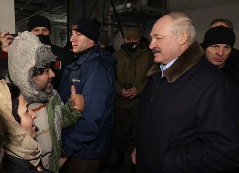 Лукашенко по време на посещението си в мигрантския център, Сн. ЕПА/БГНЕС