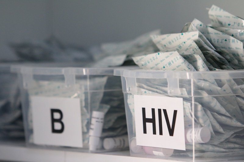 България продължава да регистрира по над 200 нови случая на ХИВ годишно