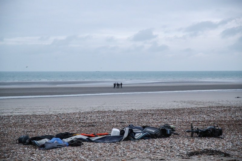 Вещи на мигранти оставени на плаж на френския бряг на Ламанша, Сн. ЕПА/БГНЕС