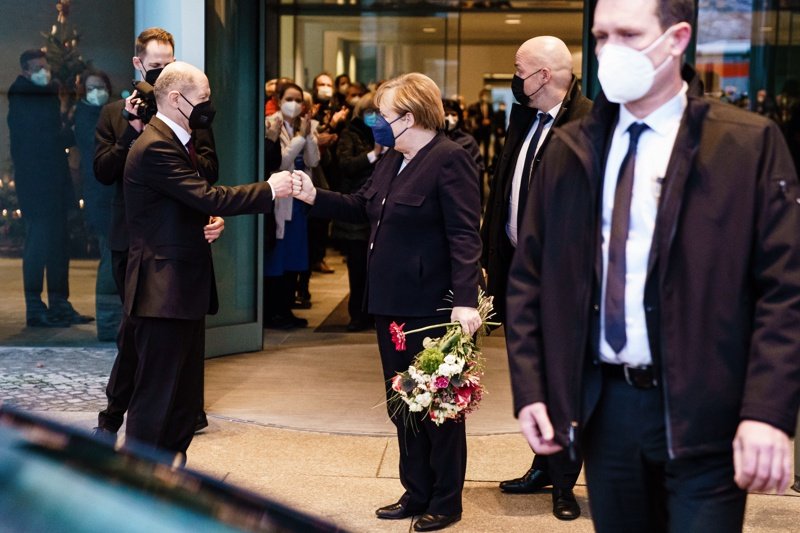 Олаф Шолц поема управлението от Ангела Меркел