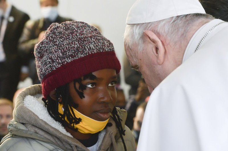 Папата говори с деца от бежанския лагер на остров Лесбос, сн. ЕПА/БГНЕС