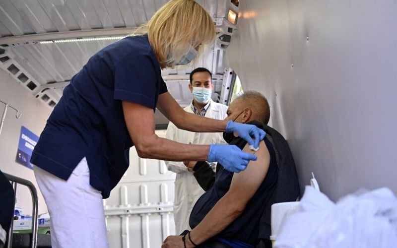 Гърция: Безплатни тестове за всички, близо 100 000 ваксинирани за ден