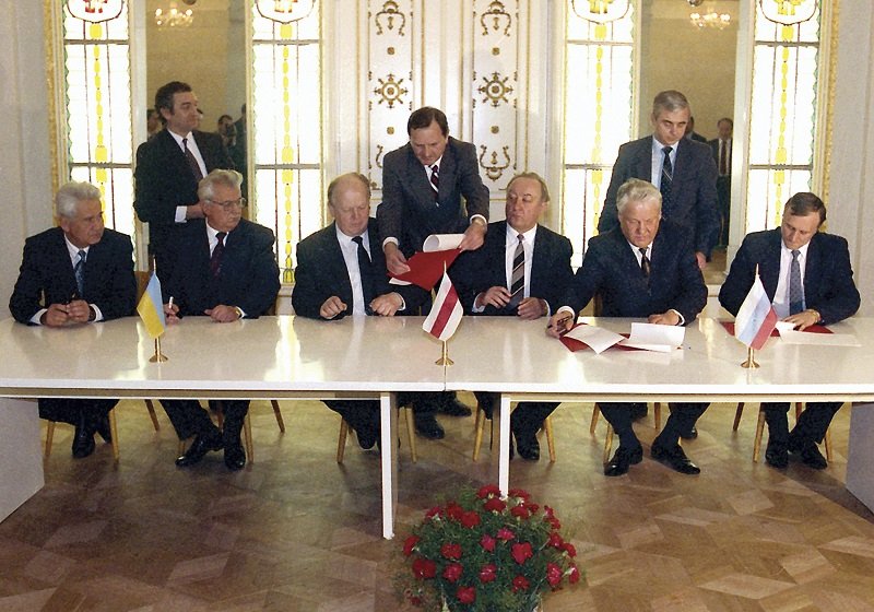 Борис Елцин (вторият отдясно), Леонид Кравчук (вторият вляво) и Станислав Шушкевич (третият отляво) при подписването на споразумението