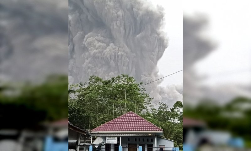Паника в Индонезия след изригването на вулкан