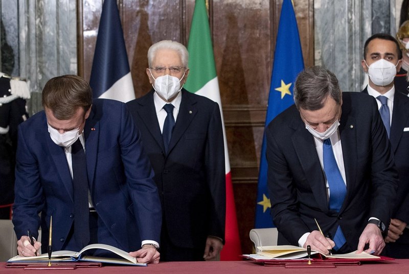 Президентът Еманюел Макрон (ляво) и премиерът Марио Драги подписват договора пред погледа на италианския президент Серджо Матарела, Сн. ЕПА/БГНЕС
