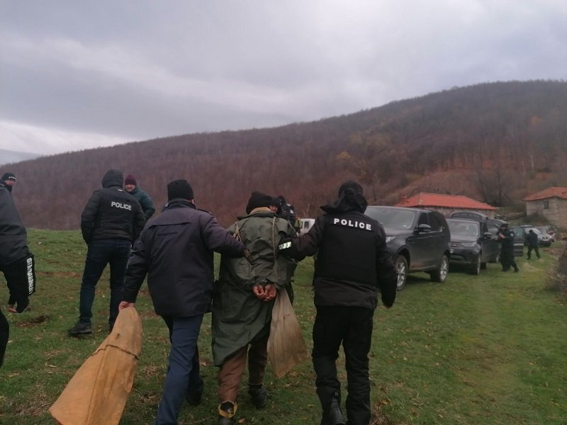 Издирваният от село Сърница стрелял и по полицаи
