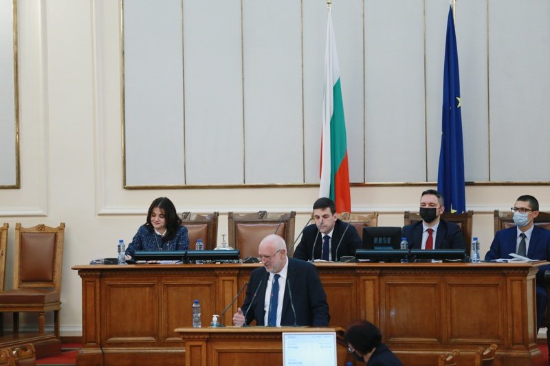 Министър Минеков говори от парламентарната трибуна, сн. БГНЕС