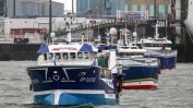 Френски рибари блокираха пристанища и тунела под Ламанша заради спора за риболова