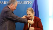 Кацаров отличи проф. Кожухарова със златен медал за справяне с епидемията