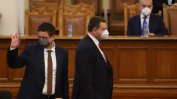 Санкционираният от САЩ за корупция Пеевски отново дефилира в парламента