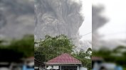 Паника в Индонезия след изригването на вулкан