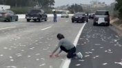 Инкасо разсипа долари на магистрала в САЩ, хората спираха да събират пари