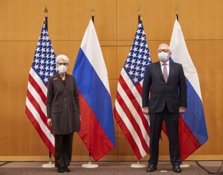 САЩ и Русия преговарят в Женева на фона на напрежението около Украйна