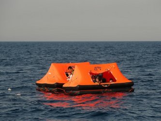 Най-малко 13 мигранти загинаха след корабокрушение до остров Парос