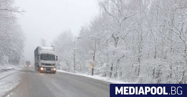 Затворени пътища, закъсняло почистване на снега, катастрофи, селища без ток