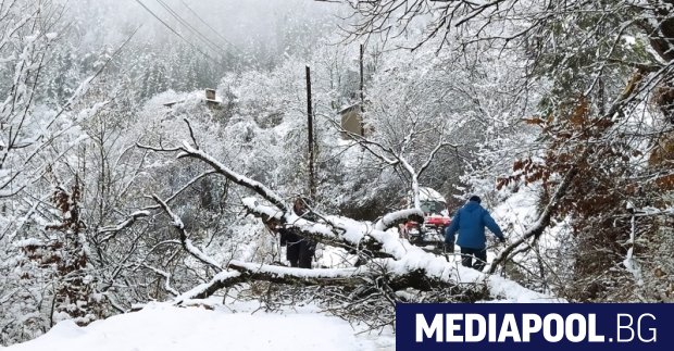 Десетки населени места в област Смолян продължават да са без
