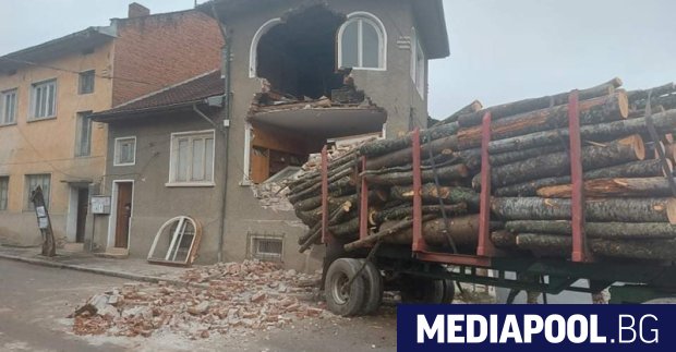 Камион с дървен материал събори част от къща в Белица