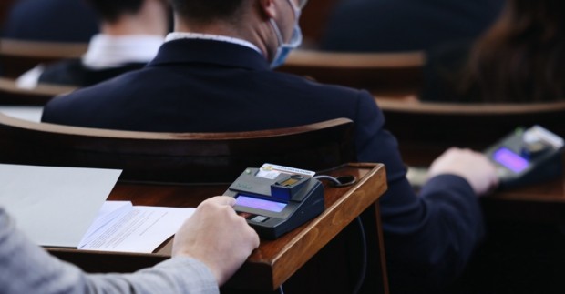 Парламентът ще гласува на извънредно заседание в понеделник предложеното коалиционно